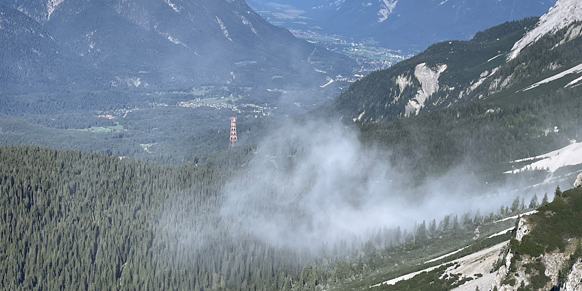 Eine Staubwolke steigt auf nach einem weiteren Felssturz an der Zugspitze (23. September 2026).