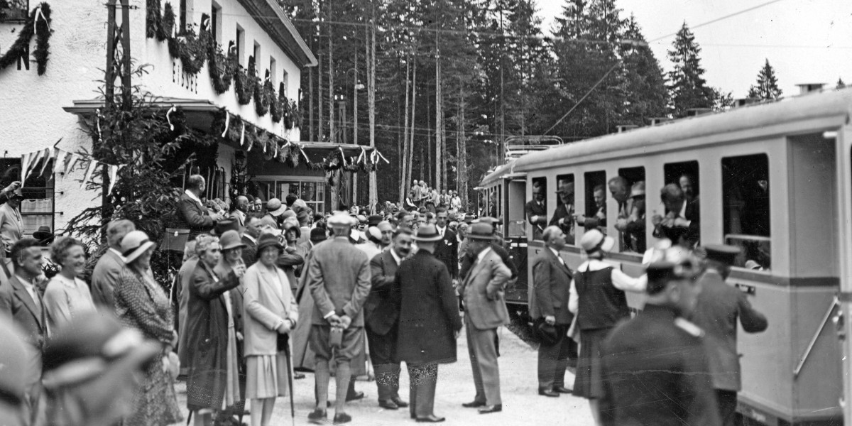 Das historische Foto zeigt die Eröffnung der Strecke der Bayerischen Zugspitzbahn im Jahr 1930.