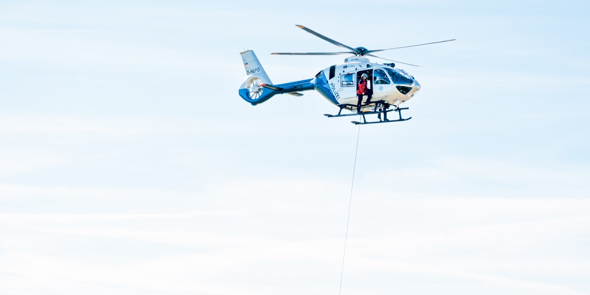 Seit Herbst können Vermisste in Bayern mit Recco-Detektoren aus dem Hubschrauber gesucht werden.
