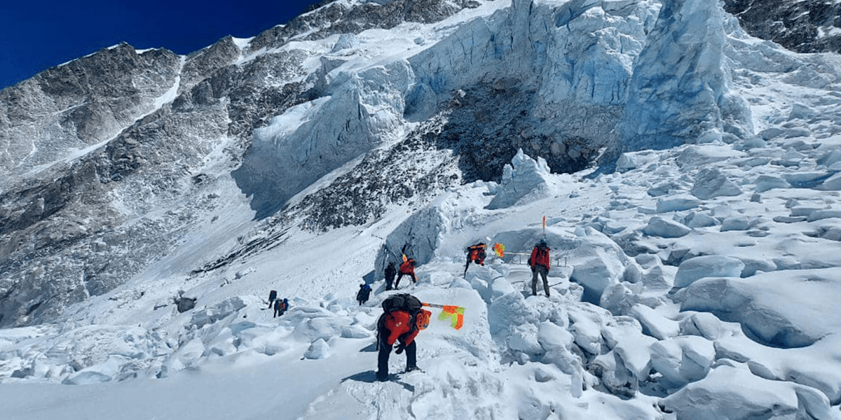 Die Sherpas der Icefall Doctors markieren die Route durch den Khumbu-Eisfall.