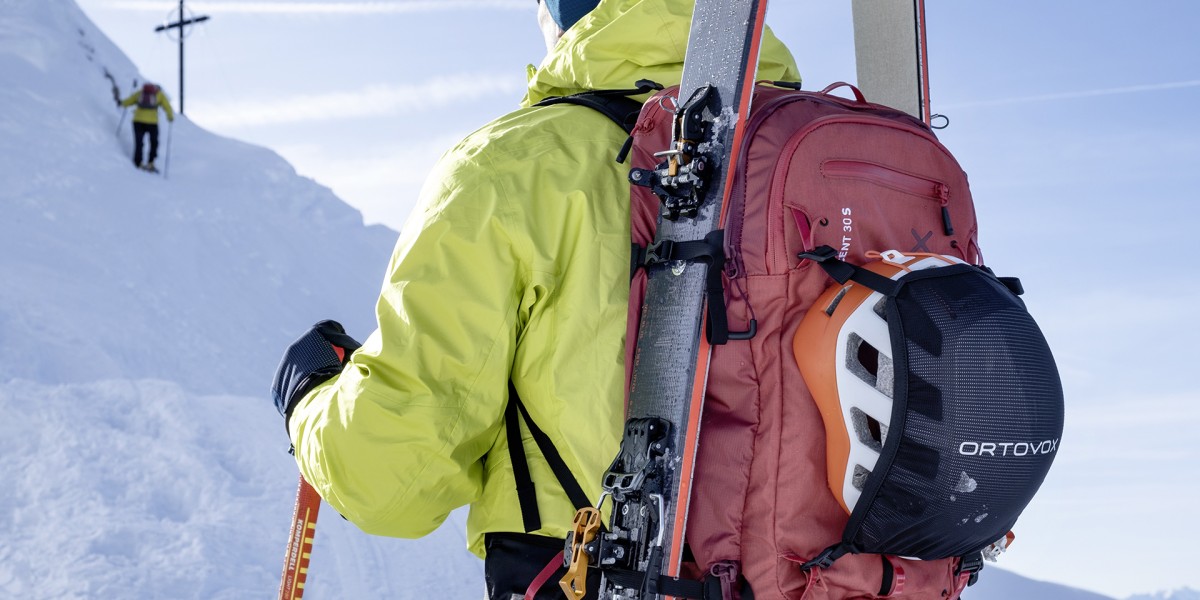 Breite Bänder am Rucksack zum Einstecken der Ski.