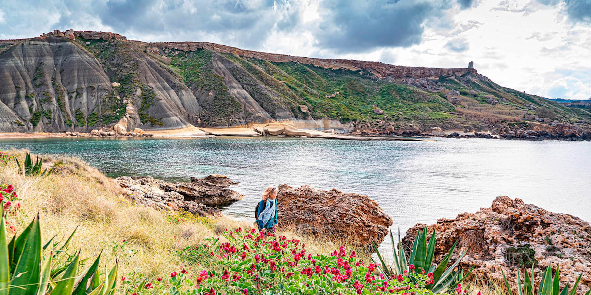 Über den (roten) Klee loben kann man die Wanderung am Golden Bay auf Malta.