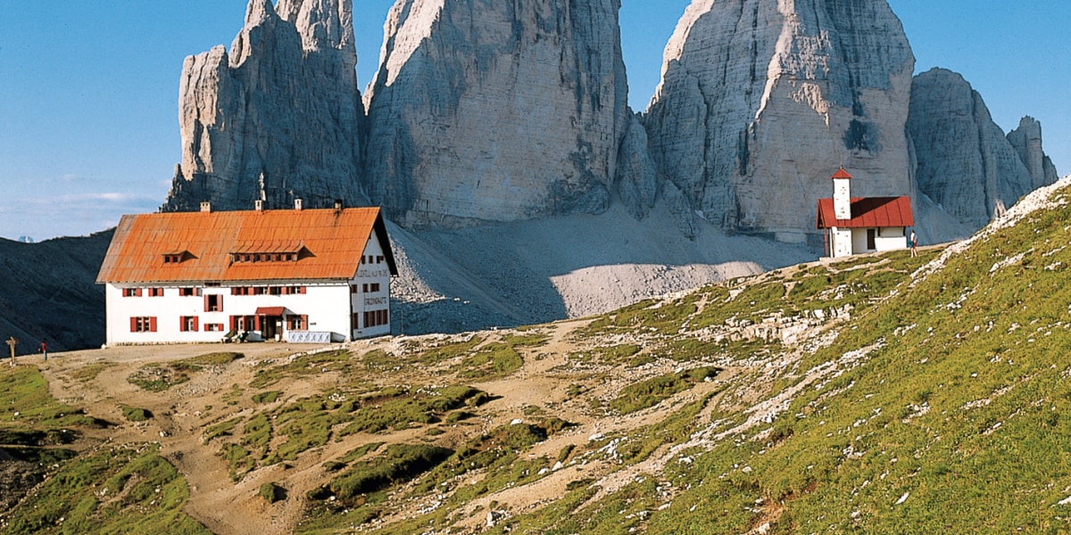 Die Dreizinnenhütte ist Ausgangspunkt für zahlreiche Wander-, Klettersteig- und Klettertouren im Naturpark Drei Zinnen. 