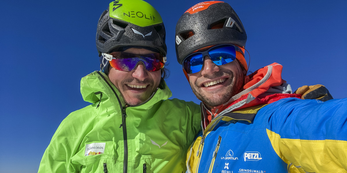 Happy  End: Die zwei Freunde Simon und Roger nach Besteigung der  Grandes Jorasses, der sechsten klassischen Nordwand der Alpen. Roger macht  das letzte North6-Gipfelbild in voller Sonne. Anschließend machen die Zwei sich  an den Abstieg. 