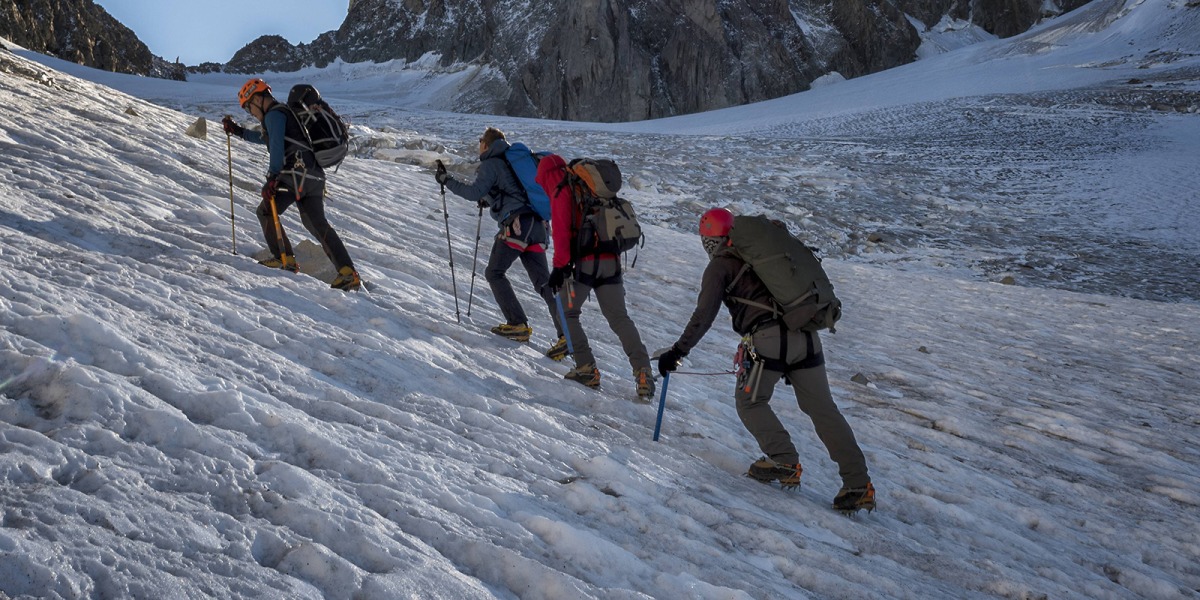Bergführer mit Gästen auf dem Weg zum Mont Blanc.