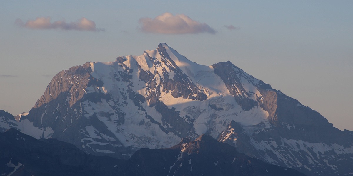 Das Doldenhorn (3638 m) in den Berner Alpen.