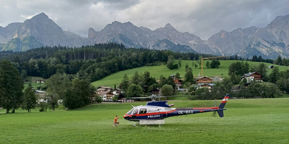 Ein Polizeihubschrauber musste die vier Bergsteiger im ausgesetzten Gelände des Breithorn-Südanstiegs mittels Tau bergen.