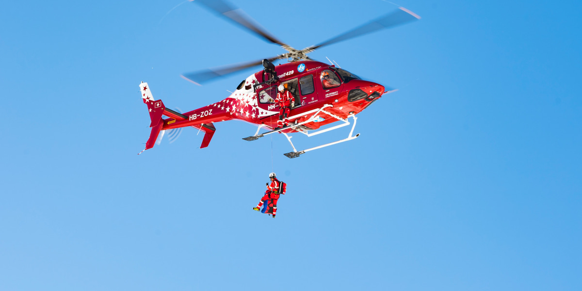 Helikopter der Air Zermatt beim Einsatz