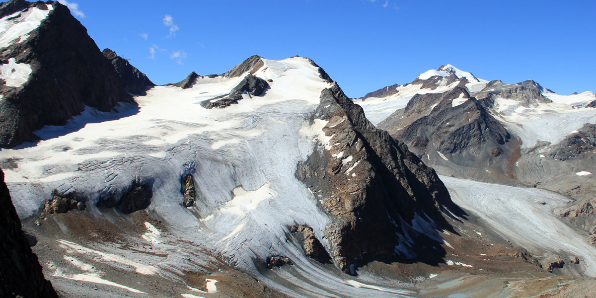 Das Gebiet rund um den Linken Fernerkogel mit Karlesferner (links), Mittelbergferner (Bildmitte) und Braunschweiger Hütte (Vordergrund rechts).
