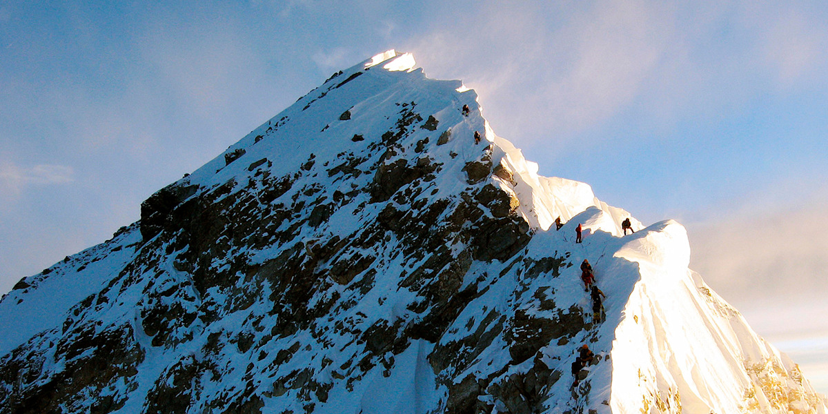 Bergsteiger unterwegs auf dem Gipfelgrat zum Gipfel des Mount Everest, 8848m.