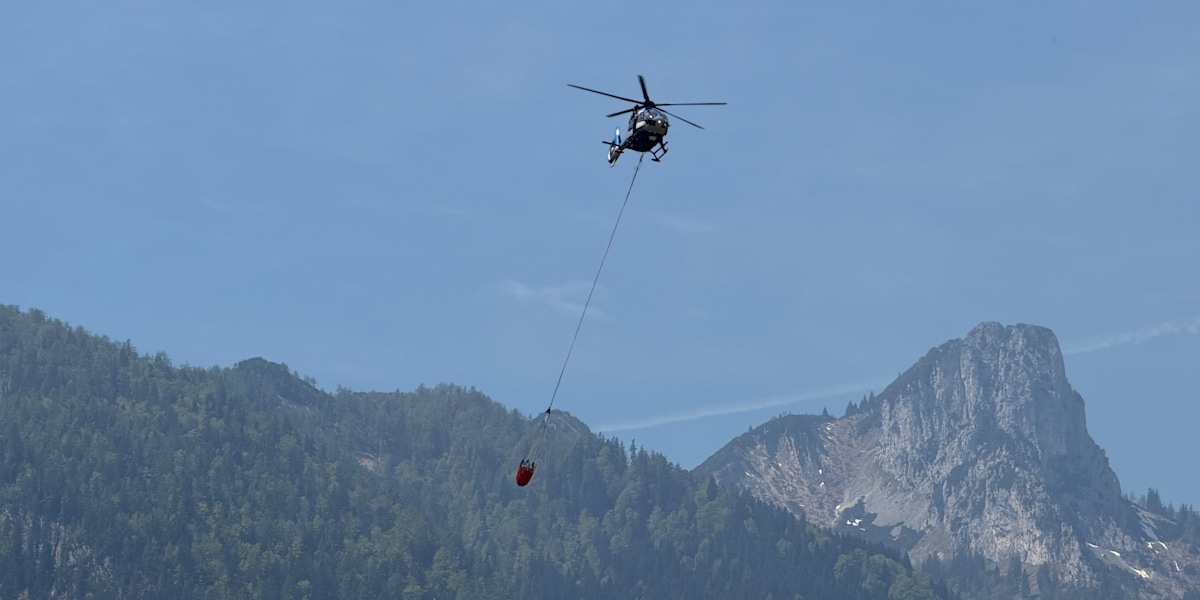 Ein Hubschrauber hat Wasser aufgenommen, um den Waldbrand am Saurüsselkopf zu bekämpfen.
