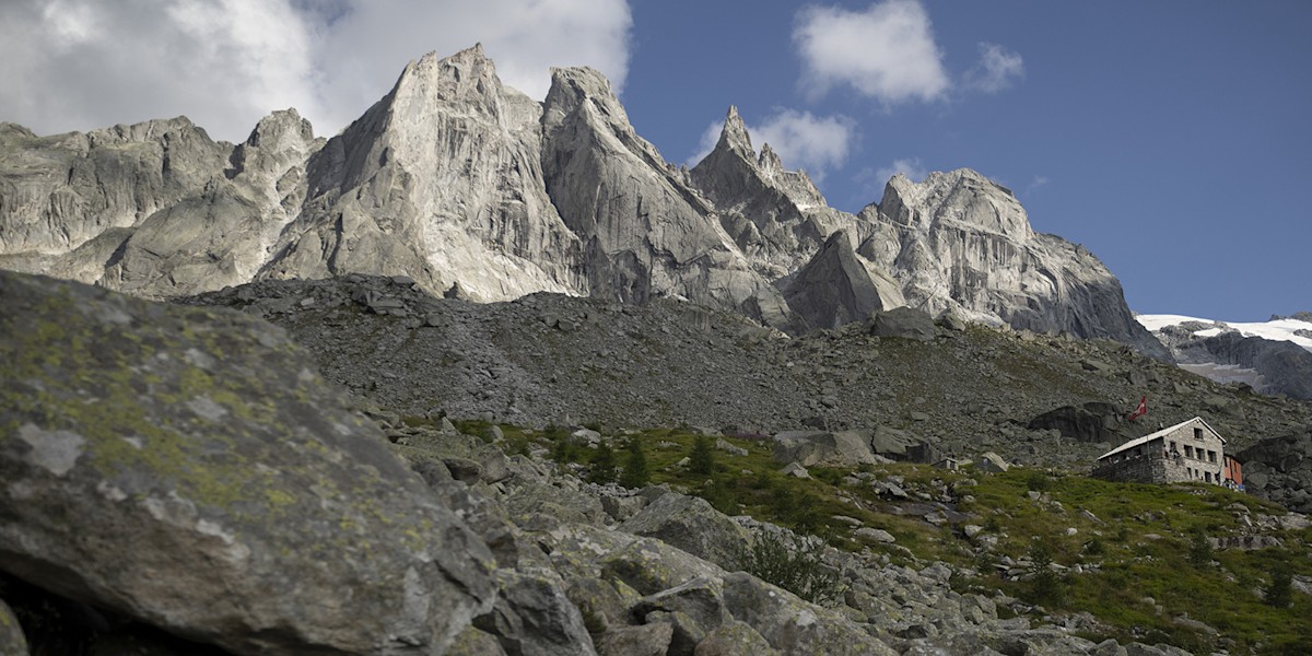 Die Sciora Hütte des SAC, im Hintergrund die Sciora-Gruppe.