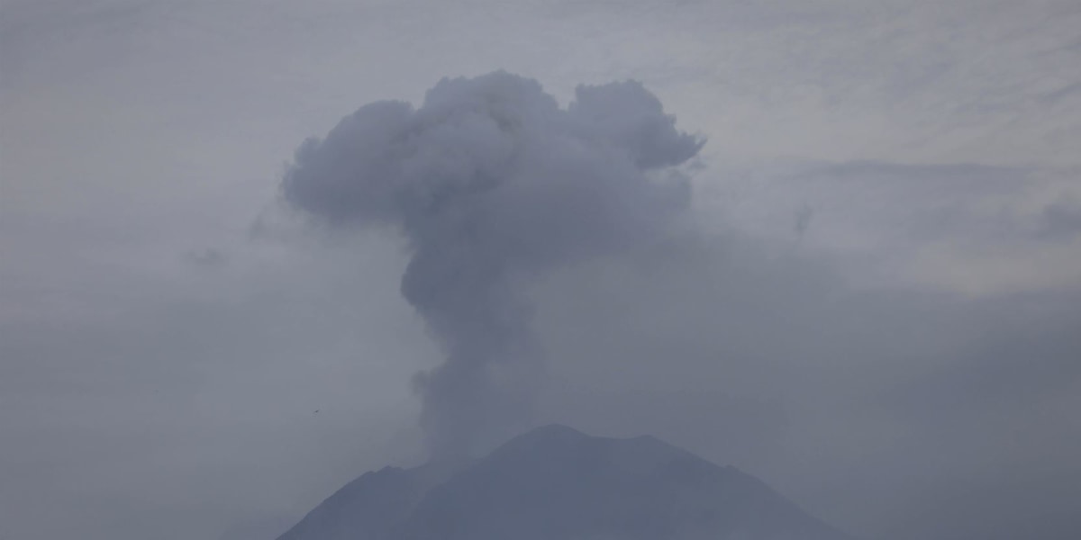 Immer wieder kommt es auf Indonesien zu Vulkan-Ausbrüchen, die Menschenleben fordern. Hier ein Bild des 2021 ausgebrochenen Mount Semeru. 
