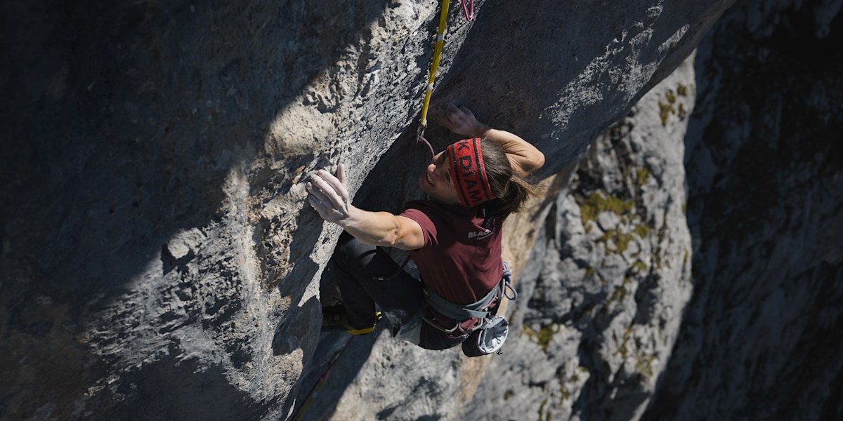 Barbara Zangerl in der WoGü (8c) im Rätikon – als erste Frau kletterte sie die legendäre Route komplett frei.