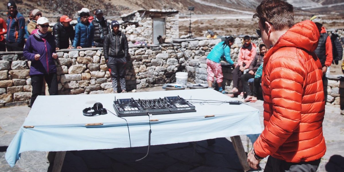 Paul Oakenfold legt im Everest-Basecamp auf 