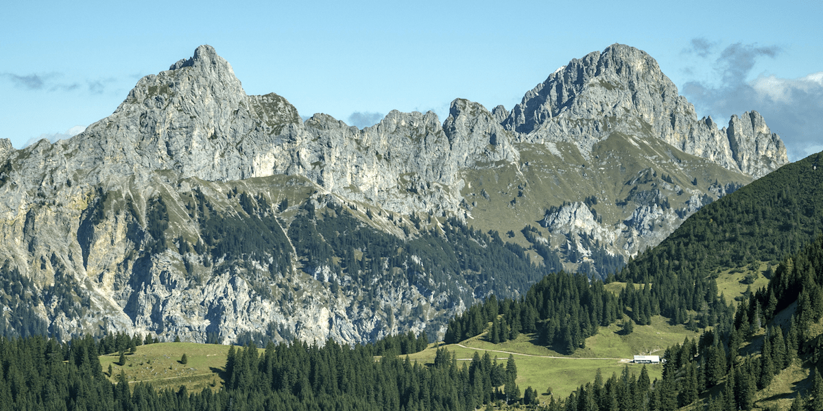 Links im Bild der Schartschrofen (1968 m) und rechts die Rote Flüh (2108 m). (Symbolbild, keine aktuellen Verhältnisse)