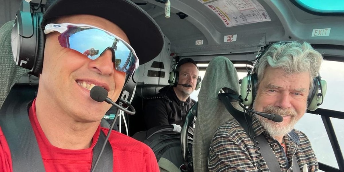 Simone Moro (li.) ist Hubschrauberpilot und plant private Helikopter-Rettungsdienste auch in entlegenen Berg-Regionen. Das Bild aus dem Jahr 2022 zeigt ihn mit Reinhold Messner.