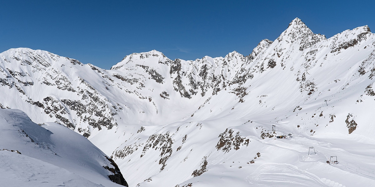 Stubaier Gletscher und Stubaier Wildspitze (re.).