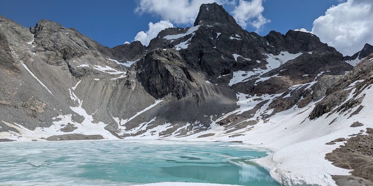 Angesichts der Hitze kaum zu glauben: Auf manchen Bergseen schwimmen noch Eisschollen.