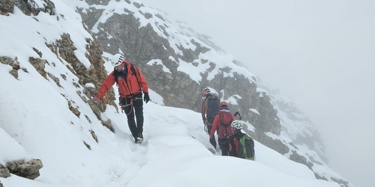 Zugspitze: Bergsteigerin muss wegen Neuschnee aus "Stopselzieher" gerettet werden