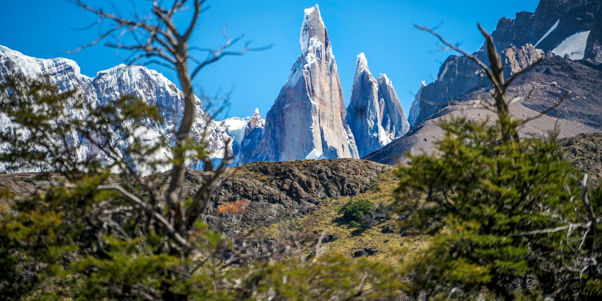Einsam, schön & wild: Die steil aufragenden Granitfelstürme des Cerro Torre und Torre Egger faszinieren nicht nur Kletterer.