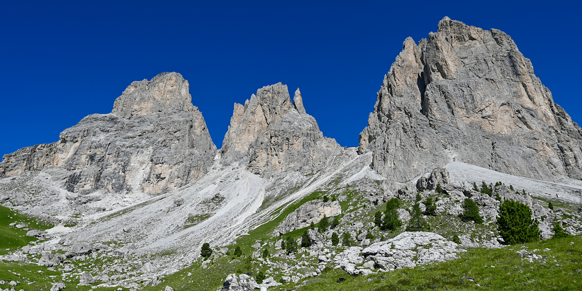 Die Berggipfel der Dolomiten in Südtirol mit Langkofel, Plattkofel und Grohmannspitze.