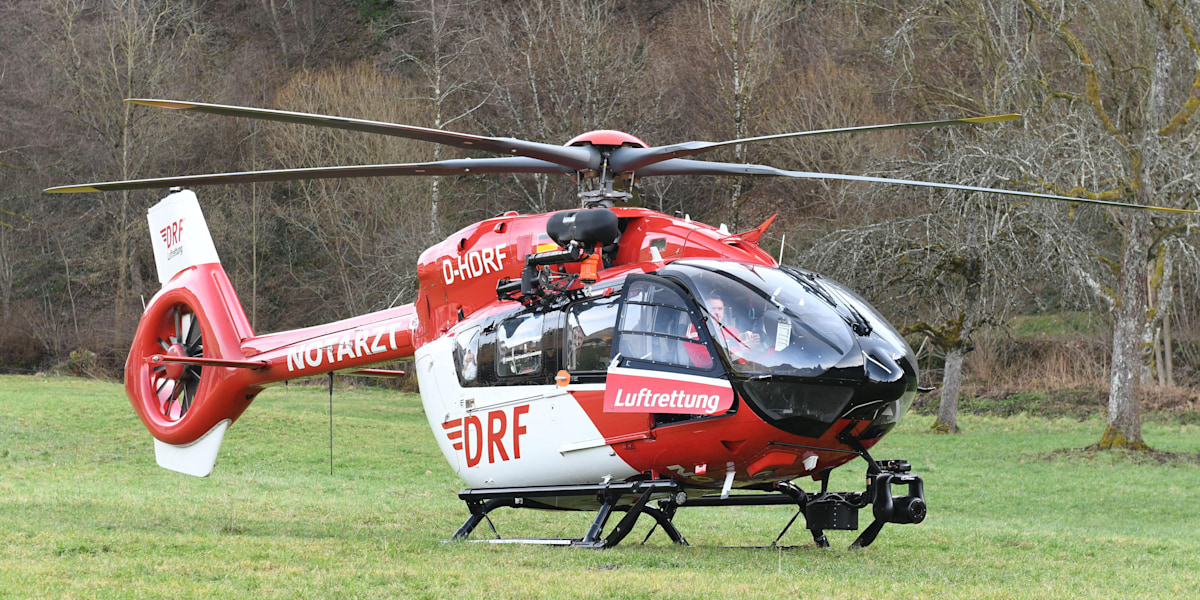 SYMBOLBILD. Ein Rettungshubschrauber steht bei einem Einsatz auf einer Wiese im Schwarzwald.