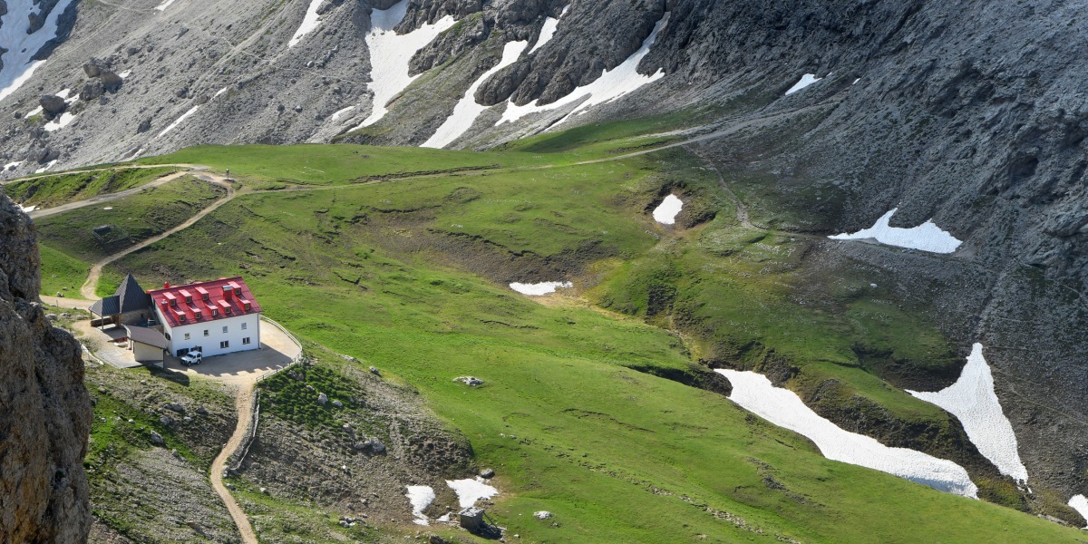 Das Schutzhaus Tierser Alpl liegt am gleichnamigen Sattel. Hier scheinen  sich sämtliche Wege zu kreuzen.