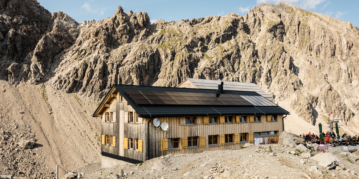 Im Winter 2019 musste die Totalphütte in Vorarlberg nach einer Zerstörung durch eine Lawine wiederaufgebaut werden.