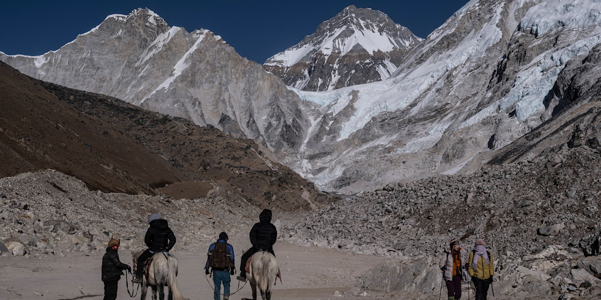 Everest Base Camp: Wanderer mit Maultieren im Khumbu-Gebiet, Nepal.