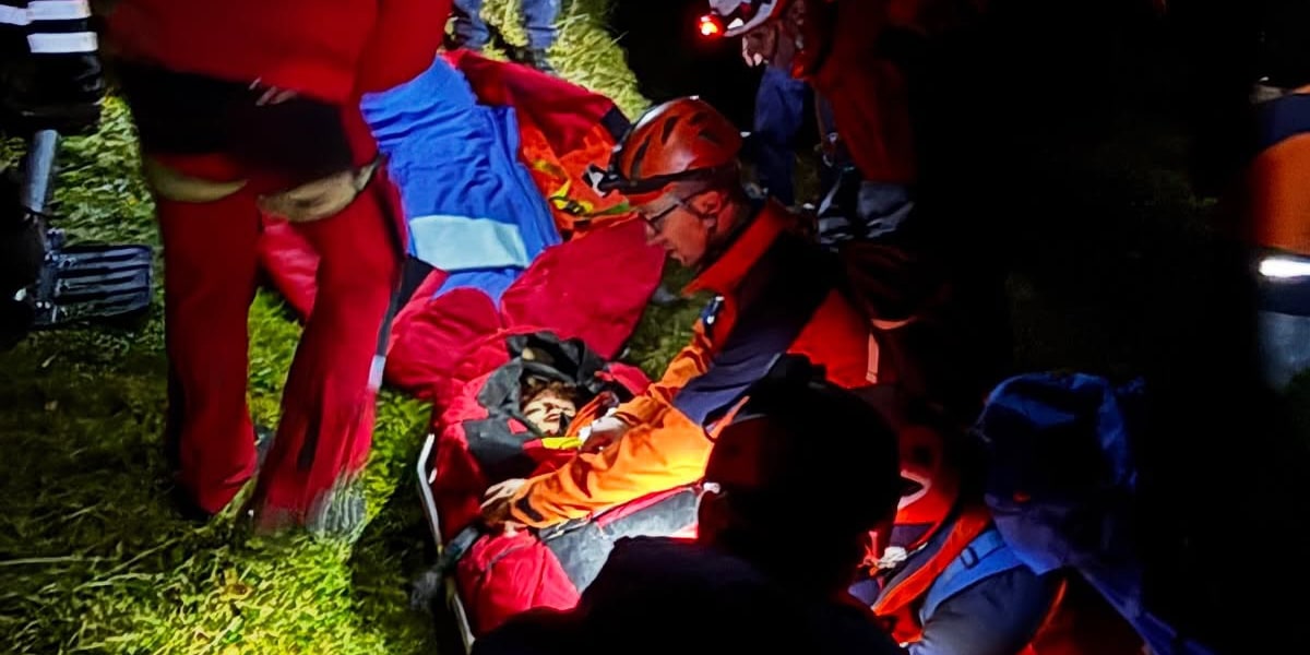 Vor den Augen seiner Freunde abgestürzt: 15-Jähriger nach 100-Meter-Sturz schwerstverletzt