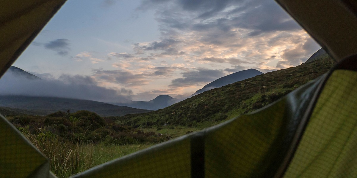 Wie fixiert man das Kopfkissen beim Zelten?