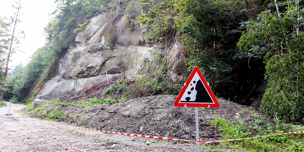 Symbolbild: Steinschlag in einer Felswand. In der Echernwand bei Hallstatt verfehlten herabstürzende Gesteinsmassen drei Kletterer nur knapp.