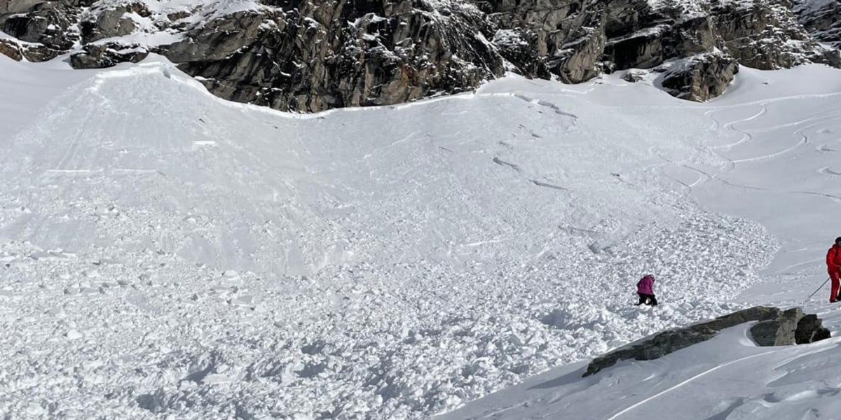 Bild des ersten Lawinenabgangs in Sportgastein.