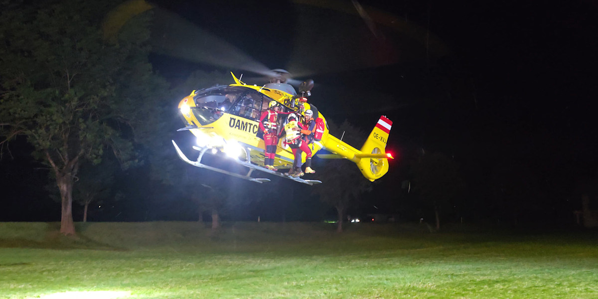 Der ÖAMTC-Notarzthubschrauber C14 wurde aufgrund des schwierigen Geländes und der nächtlichen Bedingungen zur Rettung angefordert.