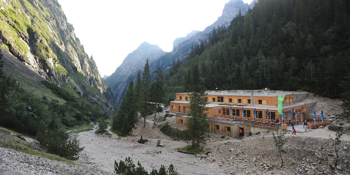 Der spektakuläre Neubau der Höllentalangerhütte im Wettersteingebirge.