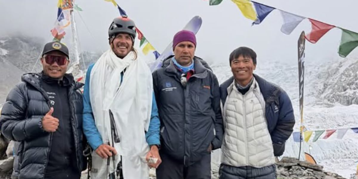 Bartek Ziemski (Zweiter v. l.) gelingt historische Ski-Abfahrt am Lhotse.