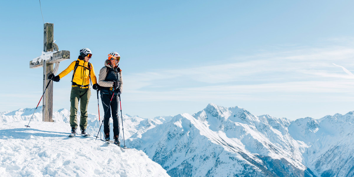Sonnenverwöhnt: Skifahren unter blauem Himmel in Südtirol.