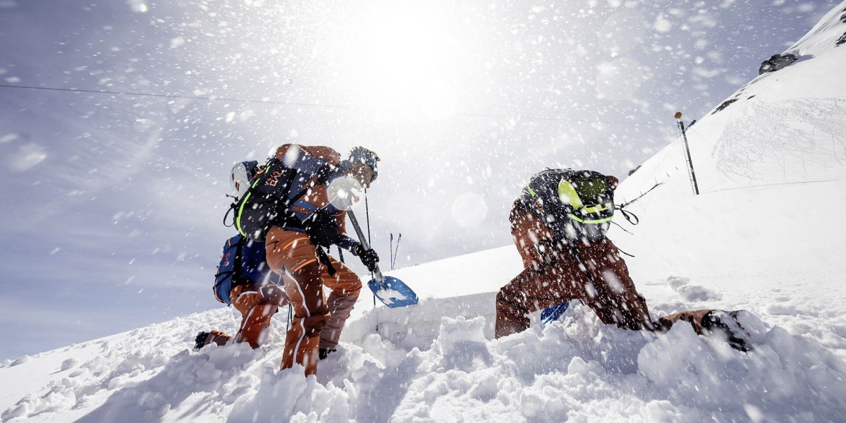 Jeden Tag werden von freien Mitarbeitern Schneeprofile erstellt, die in den Lawinen­lagebericht einfließen. 