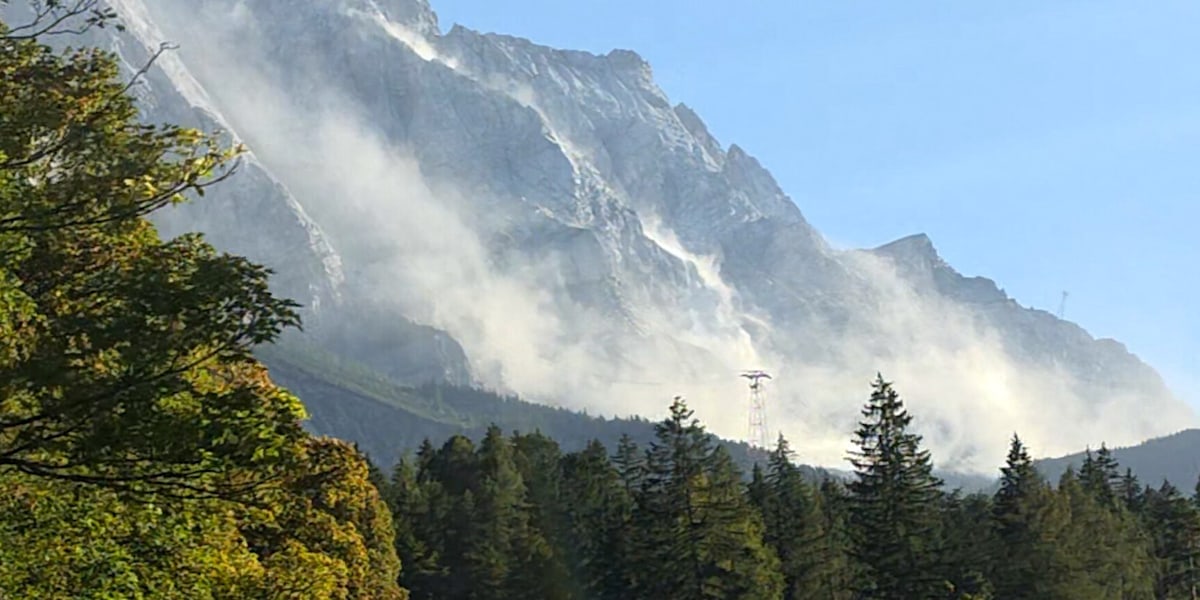 Eine große Staubwolke ist an der Zugspitze zu sehen, nachdem sich mehrere Kubikmeter Felsen gelöst haben,