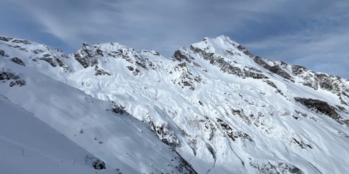 Im Foto schlecht erkennbar sind über mehrere hundert Meter verteilte Anbrüche die insgesamt zu einer großen spontanen Lawine führten. Aufgenommen an der Kitzsteinhorn Ostflanke am 13.12.2025.
