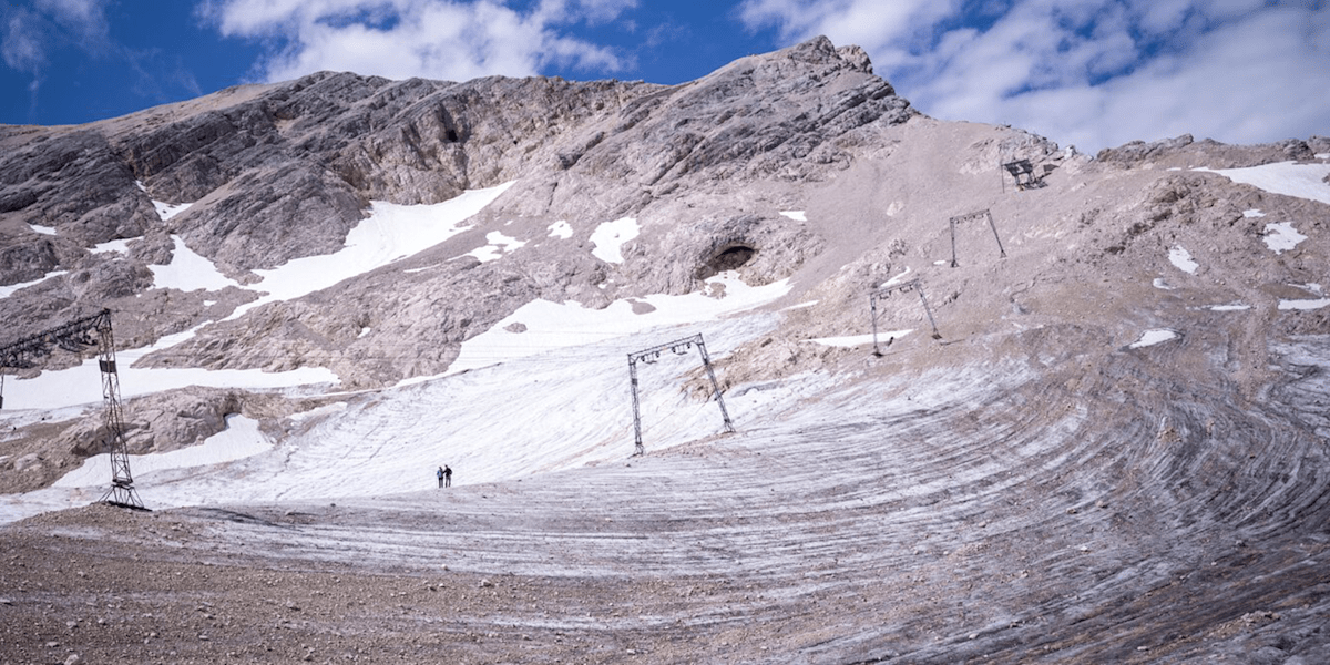Durch den starken Rückgang des Nördlichen Schneeferners hat sich das Gelände entlang der Lifttrasse deutlich verändert.