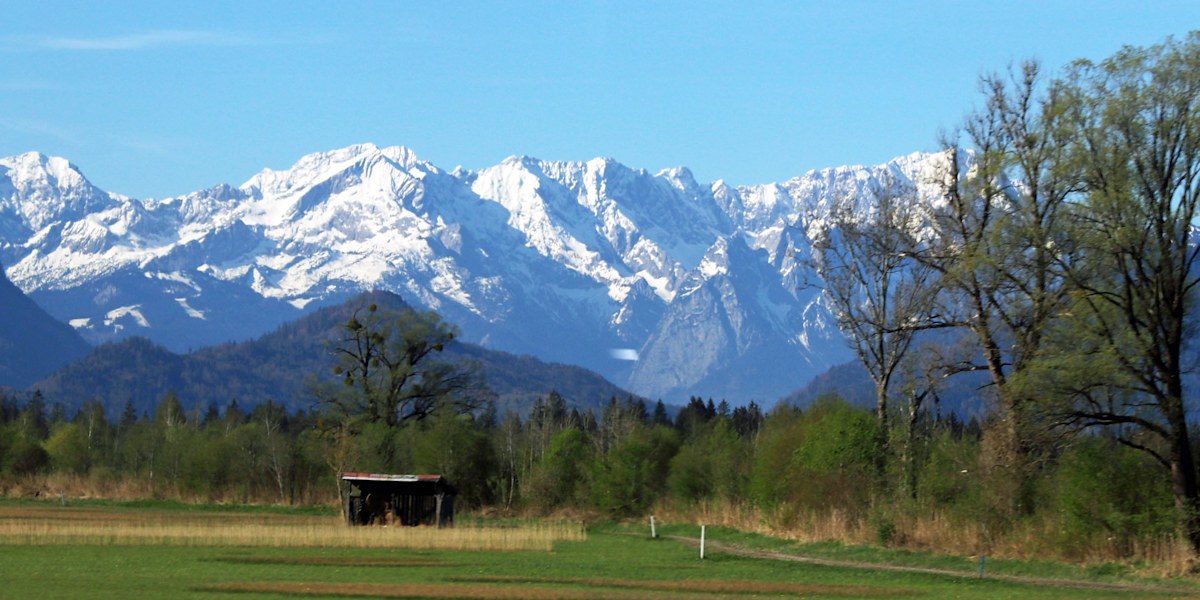 Die  Nordseite des Wettersteins ist noch recht verschneit  