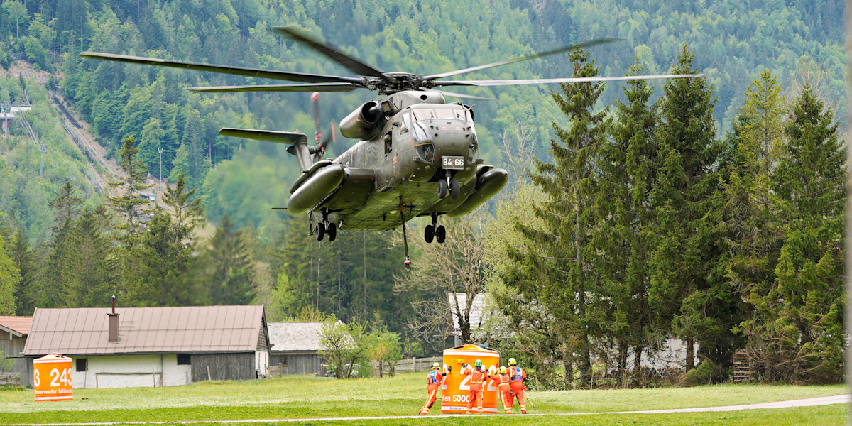 Hubschrauber der Bundeswehr beim Aufnehmen von Löschwasser zur Bekämpfung des grossflächigen Waldbrandes 