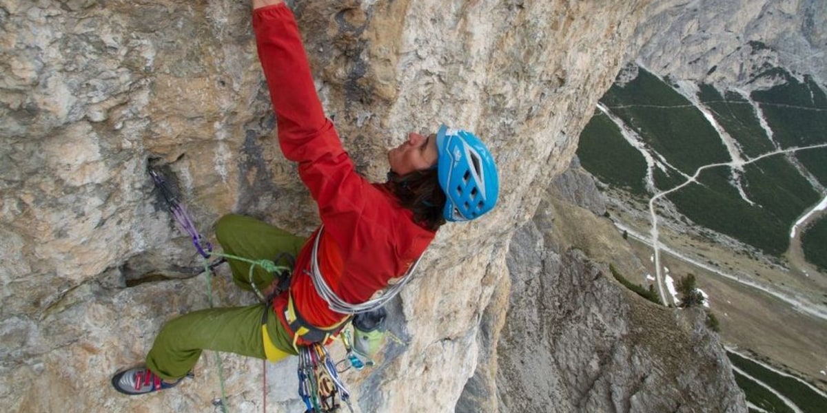 Simon Gietl klettert “Neolite” in den Dolomiten frei.