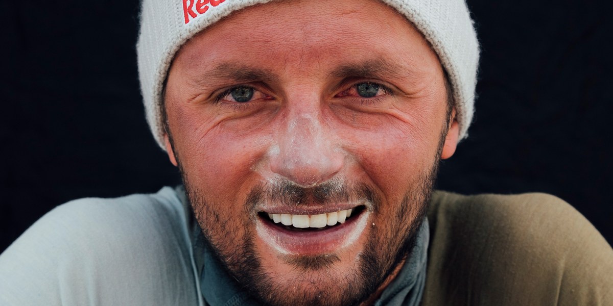 Andrzej Bargiel nach der Skiabfahrt vom Mount Everest.