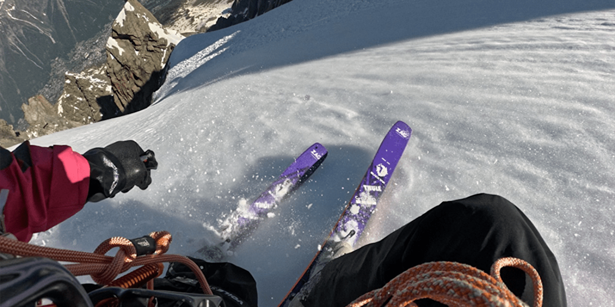 Franzose kombiniert Skitour, Klettern und BASE-Jump