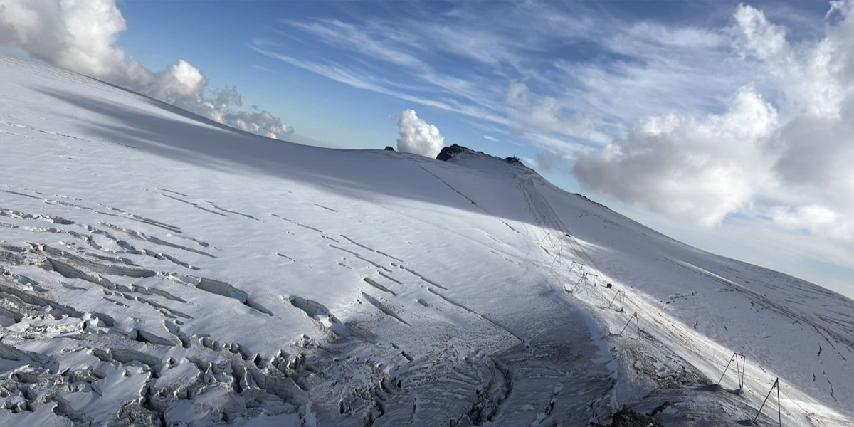 Blick auf das Breithornplateau mit dem Schlepplift "Gobba di Rollin" am Klein Matterhorn.