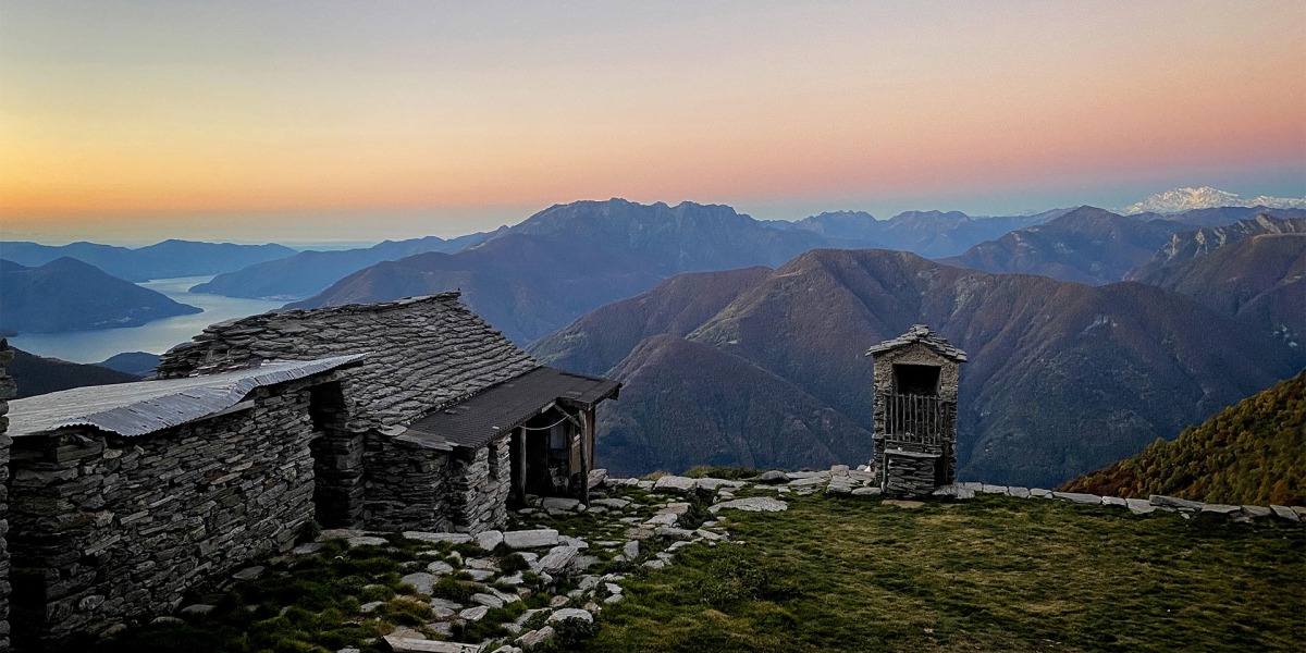Gut 1500 Höhenmeter oberhalb des tiefsten Punktes der Schweiz, des Lago Maggiore, liegen die Steinhütten der Alpe Nimi.