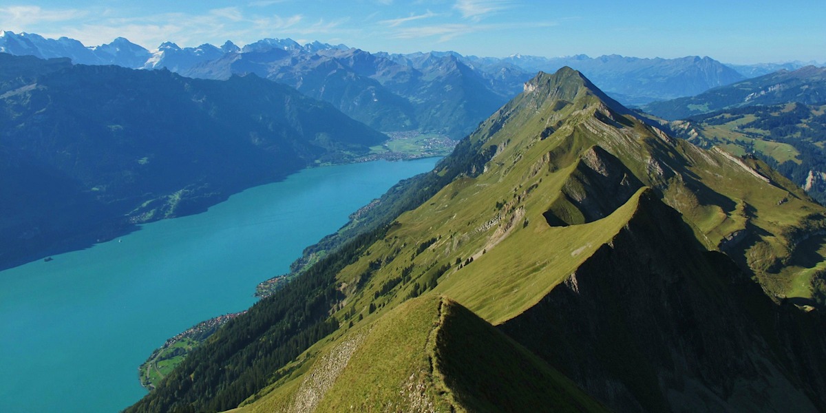 Der Brienzergrat mit Blick auf den Brienzersee (Symboilbild, keine aktuellen Verhältnisse)